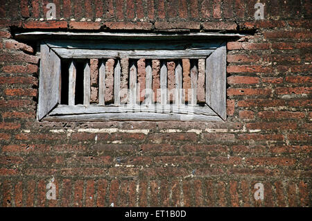 Châssis de fenêtre en bois sur mur de brique morgaon Maharashtra Inde Asie Banque D'Images