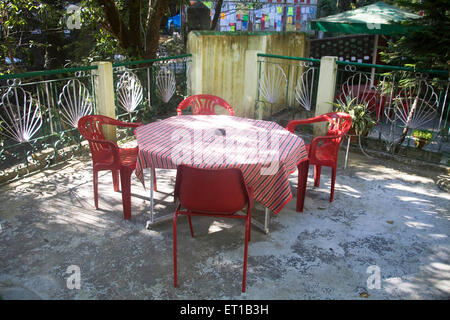 Table et chaises vides dans le restaurant, McLeod Ganj, Mcleodganj, Little Lhassa, Dhassa, Dharamshala, district de Kangra, Himachal Pradesh, Inde Banque D'Images