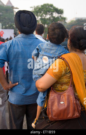 La famille Sikh Punjabi ; 3 décembre ; personnes Gateway pour protester contre les attaques terroristes le 26 novembre 2008 à Bombay Banque D'Images