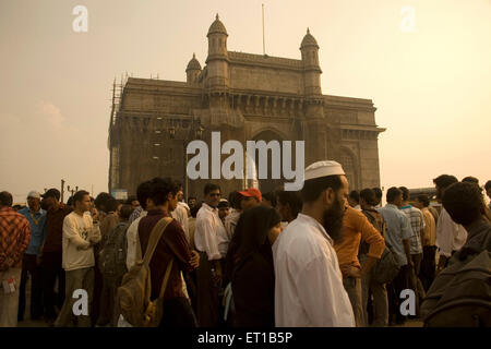 3 décembre ; personnes près de porte de l'Inde pour protester contre les attaques terroristes le 26 novembre 2008 à Bombay Mumbai Banque D'Images