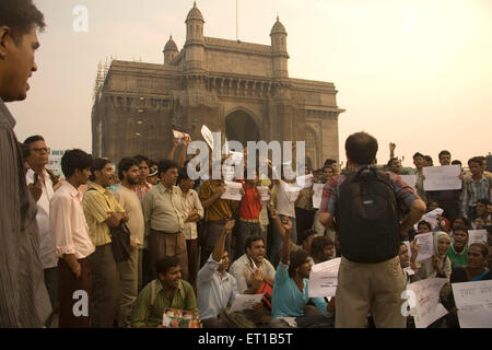 3 décembre ; personnes près de porte de l'Inde pour protester contre les attaques terroristes le 26 novembre 2008 à Bombay Mumbai Banque D'Images