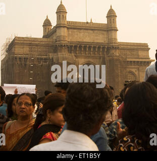 3 décembre ; personnes près de porte de l'Inde pour protester contre les attaques terroristes le 26 novembre 2008 à Bombay Mumbai Banque D'Images