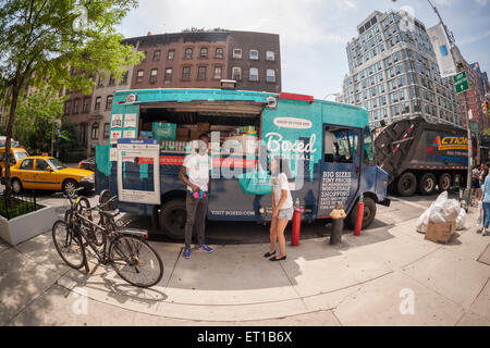 La promotion d'un camion en boîte, une application mobile, Vente d'articles en vrac à des prix de gros est vu dans Chelsea à New York, le jeudi 28 mai 2015. Démarrage en boîte a récemment haussé de 25 millions de dollars dans une Série B Série de financement. La société imite big box clubs comme Costco et Sam' Club, mais offre la livraison. (© Richard B. Levine) Banque D'Images