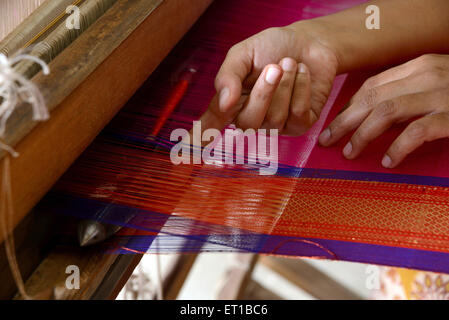 Femme tissage saree sari sur le métier à main Maharashtra Inde Asie Banque D'Images
