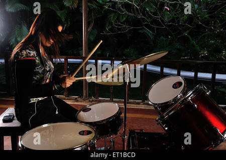 Young Woman Playing Drum Inde Asie M.# 515 Banque D'Images