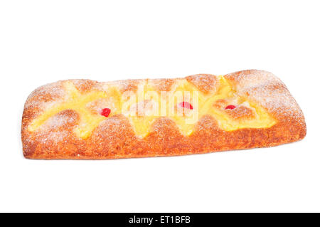 Un coca de Sant Joan, une galette sucrée typique de la Catalogne, Espagne, mangé sur Saint Johns Eve, sur un fond blanc Banque D'Images