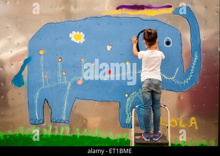 6 ans, fille, et peint ses murales au cours de l'assemblée annuelle Collective Bushwick Block Party le samedi 6 juin 2015. La musique et faire la fête a certains mais la véritable attraction est le nouveau 'des peintures murales réalisées par des artistes graffiti qui ornent les murs des bâtiments que la convention collective. (© Richard B. Levine) Banque D'Images