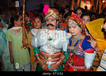 Les femmes déguisent le marié et la mariée au festival Dhinga Gavar ; Jodhpur ; Rajasthan ; Inde Banque D'Images