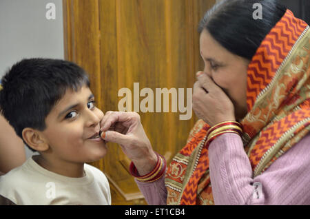 Grand-mère nourrissant le petit-fils Jodhpur Rajasthan Inde Asie MR#704 Banque D'Images