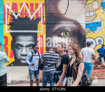 Des milliers versée dans Bushwick, Brooklyn à New York pour l'assemblée annuelle Collective Bushwick Block Party le samedi 6 juin 2015. La musique et faire la fête a certains mais la véritable attraction est le nouveau 'des peintures murales réalisées par des artistes graffiti qui ornent les murs des bâtiments que la convention collective. (© Richard B. Levine) Banque D'Images