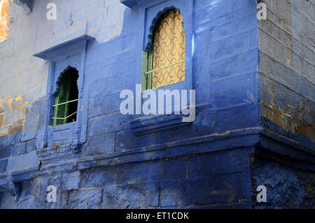 Chambre avec fenêtre bleu jaune en Brahmpuri à Jodhpur Rajasthan Inde Banque D'Images