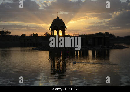 Gadisar Lake dans la région de Jaisalmer au Rajasthan Inde Banque D'Images