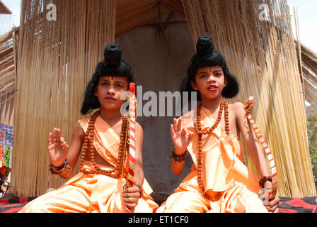 Deux jeunes garçons du VBL Kush en procession de Ramnavmi ; Jodhpur Rajasthan Inde ; ; PAS DE MR Banque D'Images