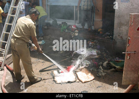 Pompier pompier pompier pompier aspergeant de l'eau sur un chiffon ; Jodhpur ; Rajasthan ; Inde Banque D'Images