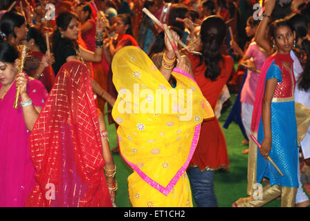 Les femmes dandiya raas dansant au festival de navaratri ; Jodhpur ; Rajasthan ; Inde Banque D'Images