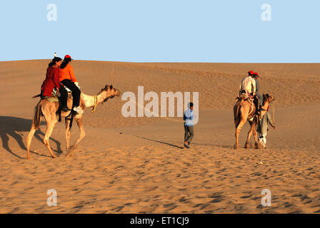 Les touristes en safari de chameau ; ; ; Khuri Jaisalmer Rajasthan Inde ; Banque D'Images