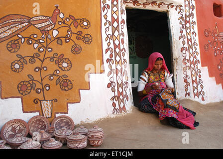 Dame faisant de la broderie sur tissu, Khuri Khuhri ; ; ; ; Inde Rajasthan Jaisalmer NOMR Banque D'Images