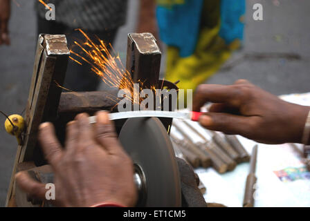 Affûtage couteau sur la main ; machine à Ahmedabad Gujarat ; Inde ; Banque D'Images