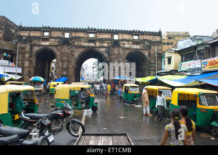 Scène de marché à mousson dans teen darwaza ; Ahmedabad Gujarat ; Inde ; Banque D'Images