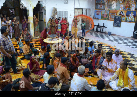 Les hommes et femmes chantant des chants en piste shyamji temple à Jodhpur Inde Banque D'Images