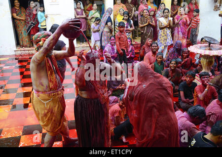 Les hommes et femmes chantant des chants en piste shyamji temple à Jodhpur Inde Banque D'Images