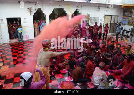 Les hommes et femmes chantant des chants en piste shyamji temple à Jodhpur Inde Banque D'Images