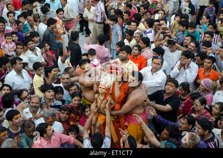 Prêtre avec Nrisingha et Prahlad à Jodhpur au Rajasthan Inde Asie Banque D'Images
