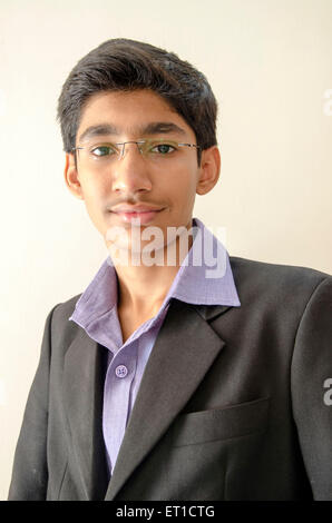 Portrait de jeune garçon portant des lunettes et manteau à Jodhpur au Rajasthan en Inde Asie M.# 704 Banque D'Images