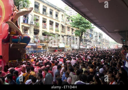 Procession Ganesh Sous Flyover avec grande foule sur Ganpati Utsava Mumbai Inde Asie Banque D'Images