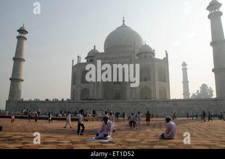 Peu de gens offrant Namaz en premier plan du Taj Mahal Agra Uttar Pradesh, Inde Banque D'Images