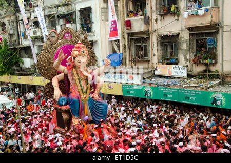 Ganesh Procession avec grande foule sur Ganpati Utsava Mumbai Inde Asie Banque D'Images