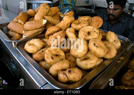 Vada et pazhampori dans le bac à shop ; Trivandram ; Inde ; Kerala Banque D'Images