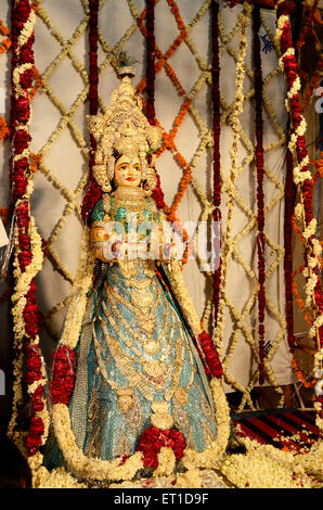 Idole de Gavar avec des bijoux à Sunaron ka baas à l'occasion d'Dheenga Gavar Jodhpur Rajasthan Inde festival Banque D'Images