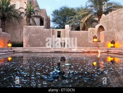 Desert oasis vieux architecture classique de style arabe ou d'argile et de l'Architecture d'Adobe comme escapade de luxe avec piscine et palmiers Banque D'Images