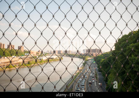 La vue vers le sud depuis le nouveau pont reliant la haute reconstruit Bronx à New York au cours de la rivière Harlem à New York le mardi, Juin 9, 2015. La passerelle pour piétons, le pont le plus ancien de New York, a été fermé depuis les années 1970 et faisait partie de l'Aqueduc de Croton jusqu'en 1917, fournissant de l'eau à New York. (© Richard B. Levine) Banque D'Images