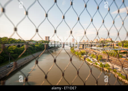 La vue vers le nord depuis le nouveau pont reliant la haute reconstruit Bronx à New York au cours de la rivière Harlem à New York le mardi, Juin 9, 2015. La passerelle pour piétons, le pont le plus ancien de New York, a été fermé depuis les années 1970 et faisait partie de l'Aqueduc de Croton jusqu'en 1917, fournissant de l'eau à New York. (© Richard B. Levine) Banque D'Images