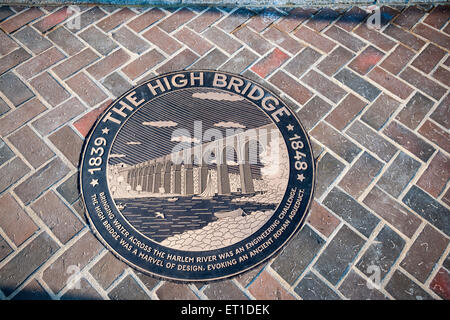 Sur plaques historiques récemment ouvert, le pont qui relie le haut reconstruit Bronx à New York au cours de la rivière Harlem à New York le mardi, Juin 9, 2015. La passerelle pour piétons, le pont le plus ancien de New York, a été fermé depuis les années 1970 et faisait partie de l'Aqueduc de Croton jusqu'en 1917, fournissant de l'eau à New York. (© Richard B. Levine) Banque D'Images