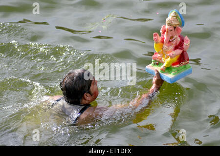 Un homme avec une petite idole de Ganpati Ganpati Visarjan Jodhpur Rajasthan Inde Asie Banque D'Images