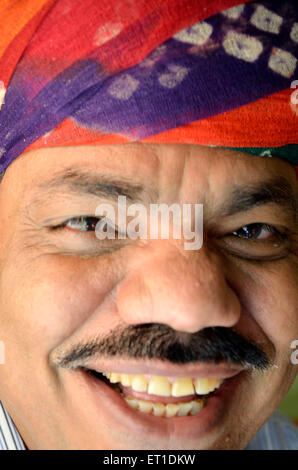 Homme portant Rajasthani turban rire Jodhpur Rajasthan Inde Asie MR#704 Banque D'Images