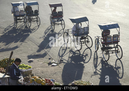 Pousse-pousse à vélo sur route dans la région de Jaipur au Rajasthan Inde Banque D'Images