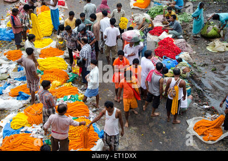 Les gens qui achètent des fleurs dans l'ouest du Bengale à Kolkata marché Asie Inde Banque D'Images