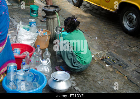 Fille de l'eau en bouteille de remplissage Kolkata West Bengal India Asie Banque D'Images