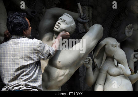 Faire de l'idole d'argile sculpteur daemon Durga Puja Calcutta Bengale Ouest Inde Asie Banque D'Images