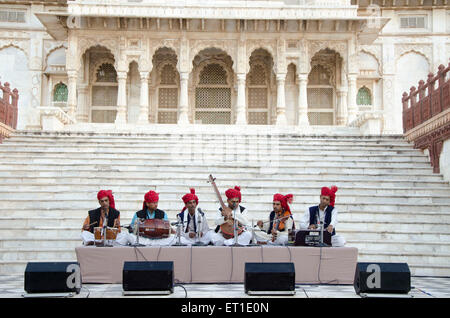 La performance des chanteurs folk Jaswant Thada à Jodhpur Rajasthan Inde Asie Banque D'Images