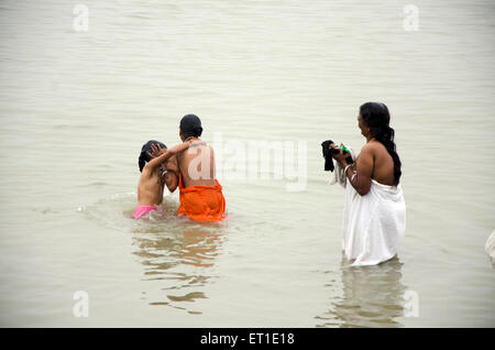 Femme avec fille se baigner dans la rivière Hooghly Kolkata West Bengale Inde Asie Banque D'Images