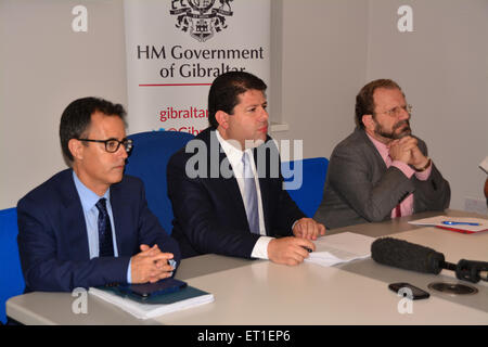 Gibraltar - 10 juin 2015 - en photo Fabian Picardo, Ministre principal de Gibraltar, avec son sous-ministre en chef Dr Joseph Garcia (à gauche) et ministre de l'Environnement John Cortes (droite). Le Ministre principal de Gibraltar Fabian Picardo a répondu aux sociaux-démocrates de Gibraltar le lancement d'un rapport par le Lloyd's Register sur le stockage du GNL pour le ravitaillement et la production d'énergie à Gibraltar. Crédit : Stephen Ignacio/Alamy Live News Banque D'Images