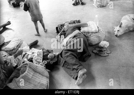 L'homme dormir sur un quai de gare centrale ; Bombay Mumbai Maharashtra ; Inde ; Banque D'Images