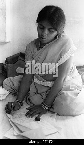 Les jeunes femmes essayant d'apprendre l'écriture et la lecture ; Chitrakoot ; Uttar Pradesh ; Inde PAS DE MR Banque D'Images