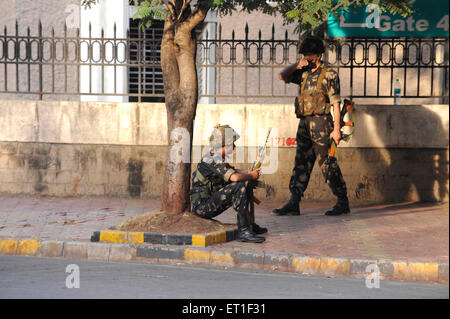 Garde de sécurité nationale commando NSG en face de l'hôtel Trident Oberoi attaque terroriste Deccan Mujahideen 26 novembre 2008 Mumbai Banque D'Images