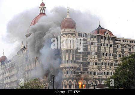 Feu à l'intérieur de l'hôtel Taj Mahal Palace après une attaque terroriste par Deccan Mujahideen le 26 novembre 2008 à Bombay Mumbai Maharashtra Inde Asie Banque D'Images